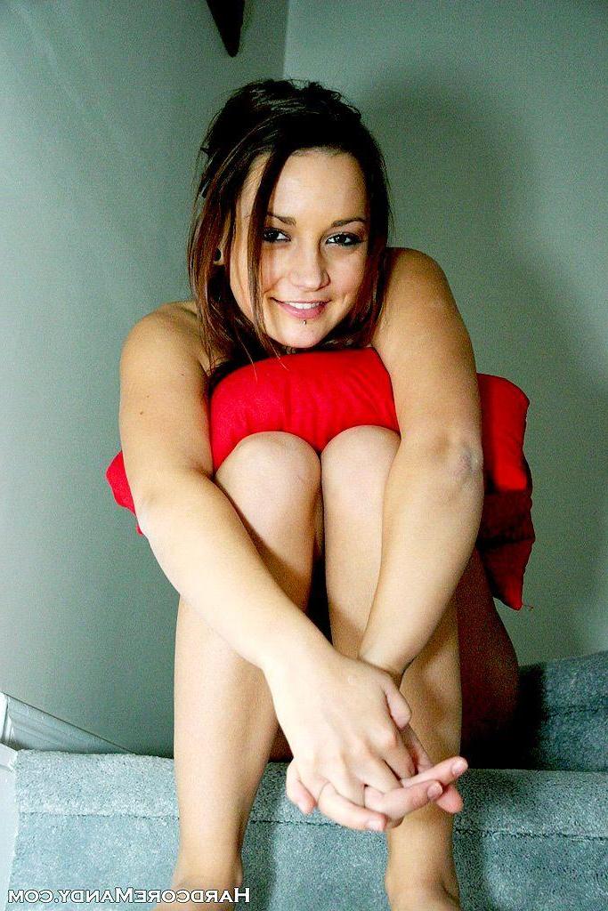 16P Pictures of teen hottie Hardcore Mandy showing her hot naked body