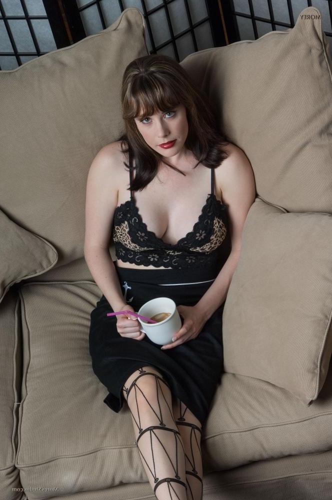 11P Busty model Heather Gates shows you what's under her pantyhose