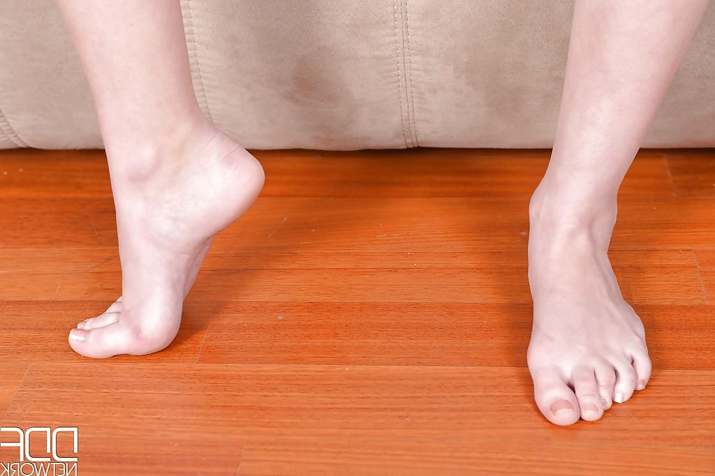 16P Awesome foot fetish scene with tall beauty teen Linda Sweet!