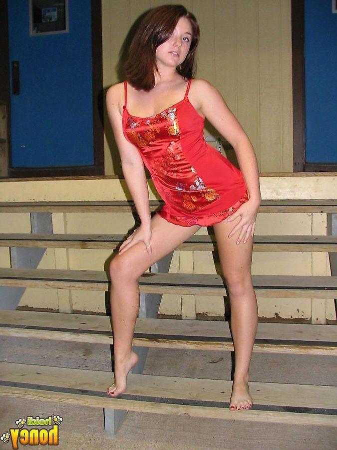15P Pictures of teen model Heidi showing off her incredible body
