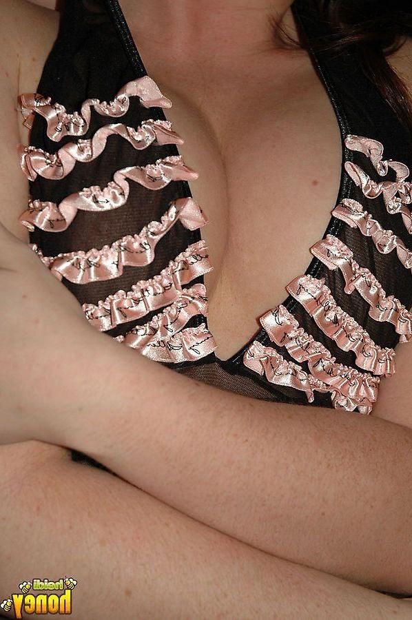 20P Pictures of teen hottie Heidi showing her sexy body