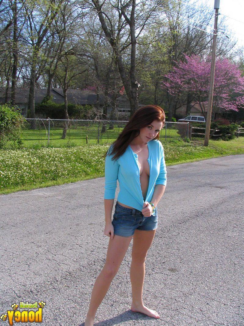 20P Pictures of Heidi showing how sexy she is outside