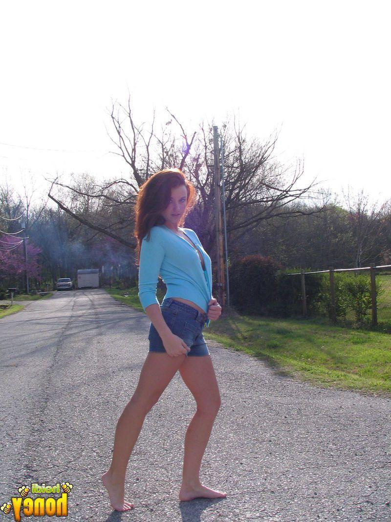 20P Pictures of Heidi showing how sexy she is outside