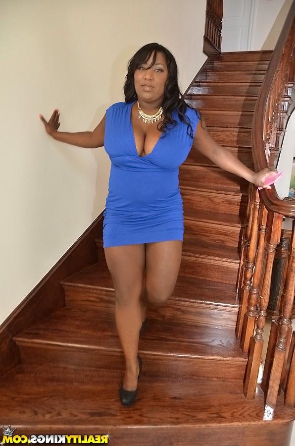16P Ebony slut Luxury Amore is revealing her ass in a sexy blue dress