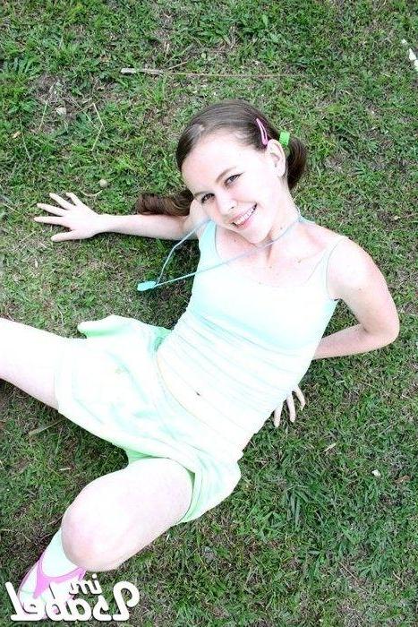 20P Pictures of Im Isabel showing her hot fuckable body