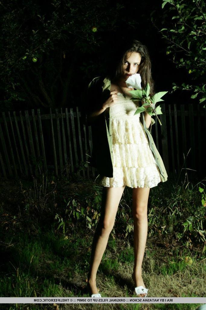 16P Brunette beauty Ira I exposes her gorgeous nude body outside