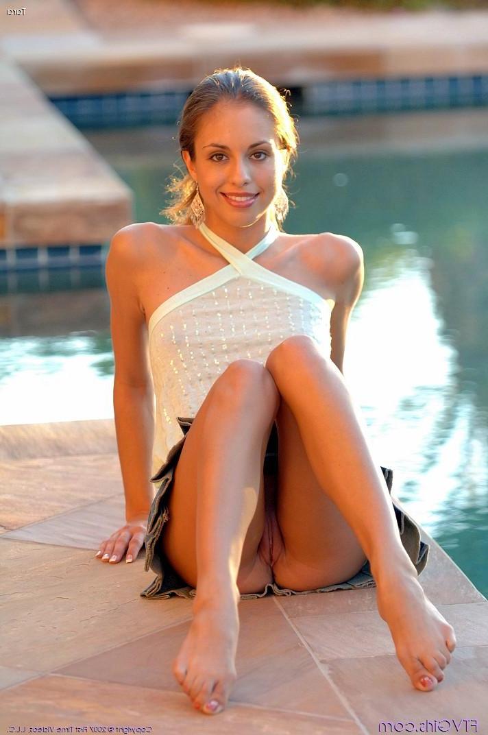 20P Pictures of hot teen girl Tara showing her hot body