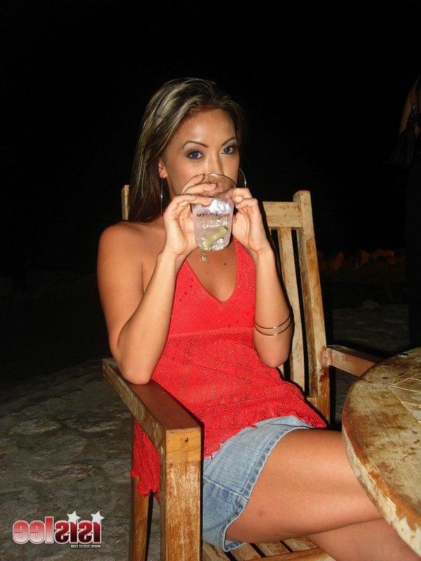 16P Pictures of teen Isis Lee getting drunk outside