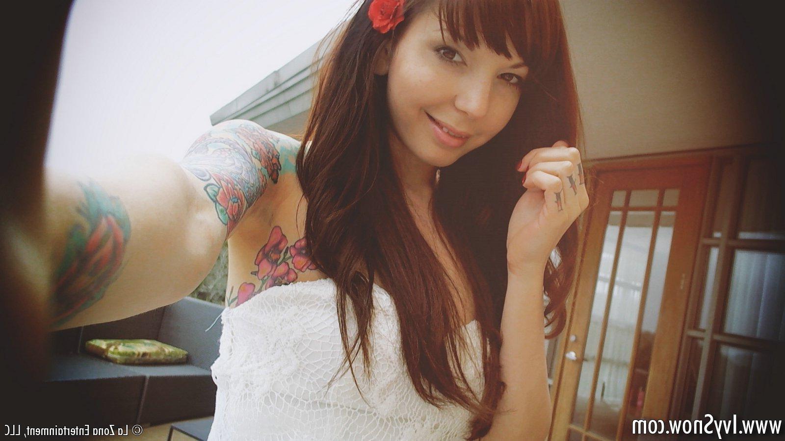15P Ivy Snow takes close up shots of her sexy naked body