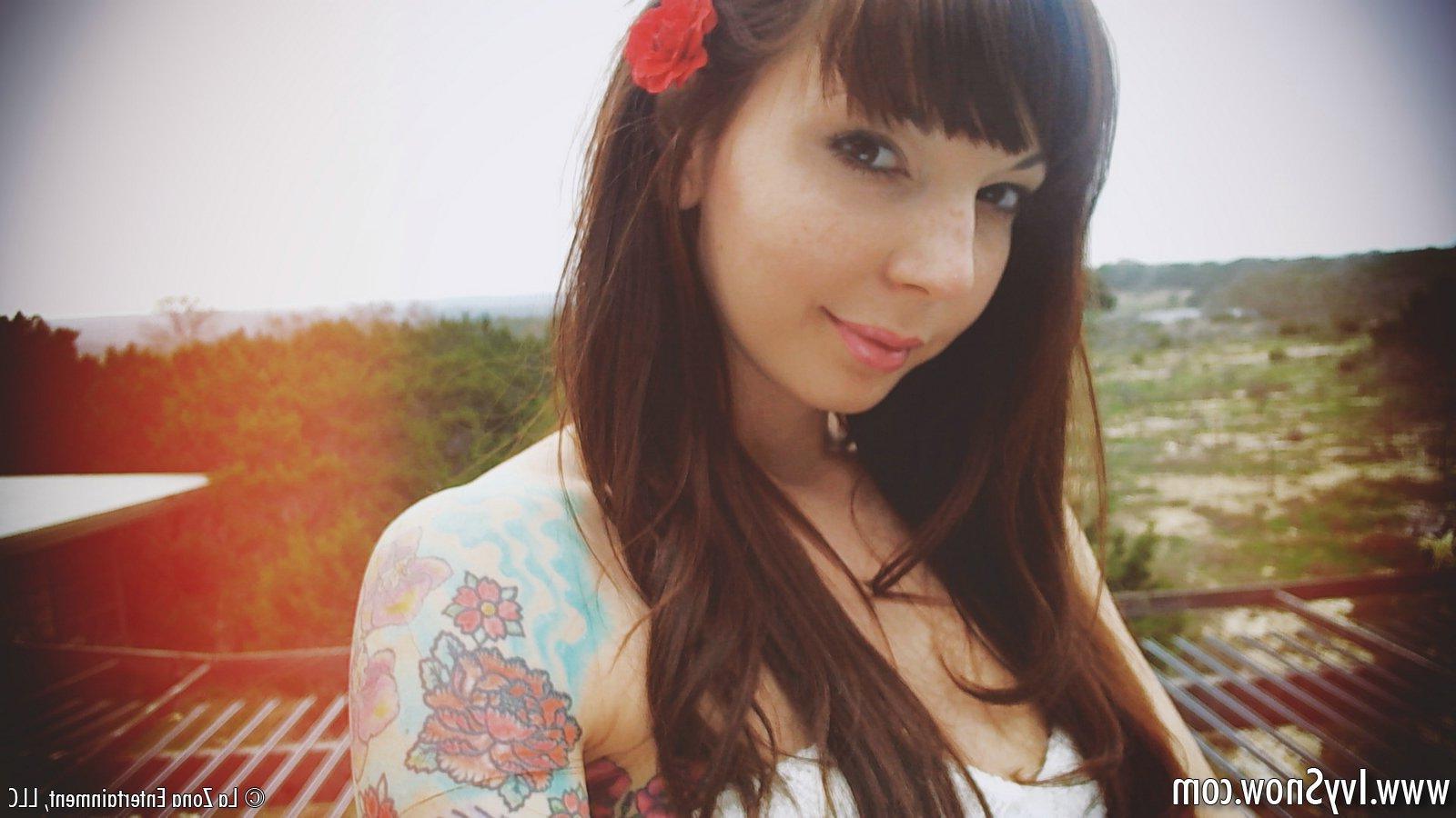 15P Ivy Snow takes close up shots of her sexy naked body