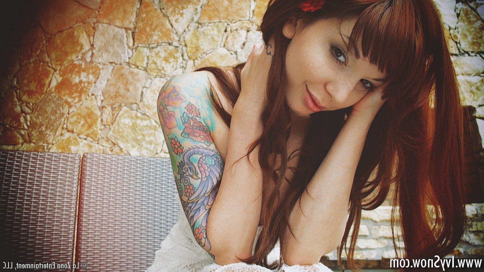 15P Ivy Snow takes close up shots of her sexy naked body
