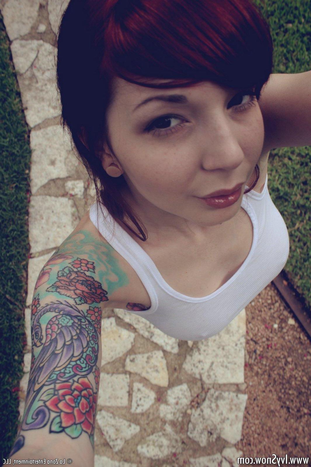 15P Ivy Snow wird in ihrem weißen Hemd und sexy Shorts abgespritzt