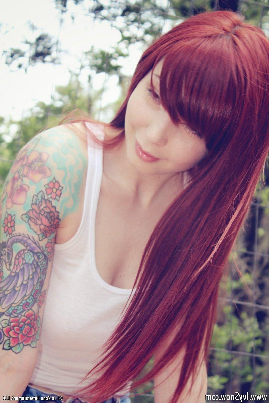 15P Ivy Snow wird in ihrem weißen Hemd und sexy Shorts abgespritzt