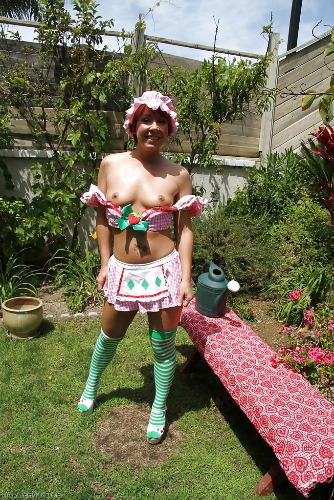 16P Bootylicious babe in stockings showcasing her titties and pussy outdoor