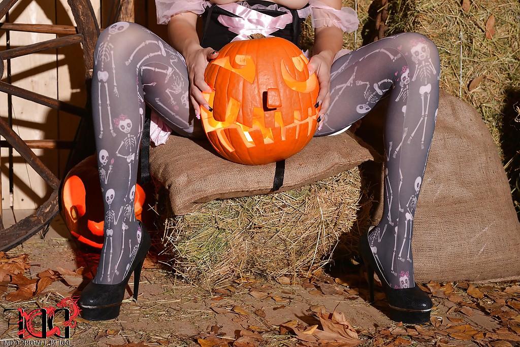 16P Steamy blonde babe in witch cosplay outfit revealing her goods