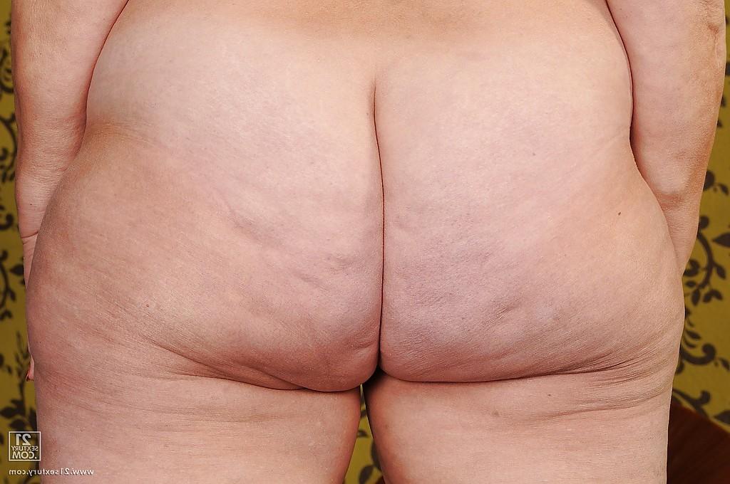 16P Mature lady with chubby body and a hairy mink is getting naked