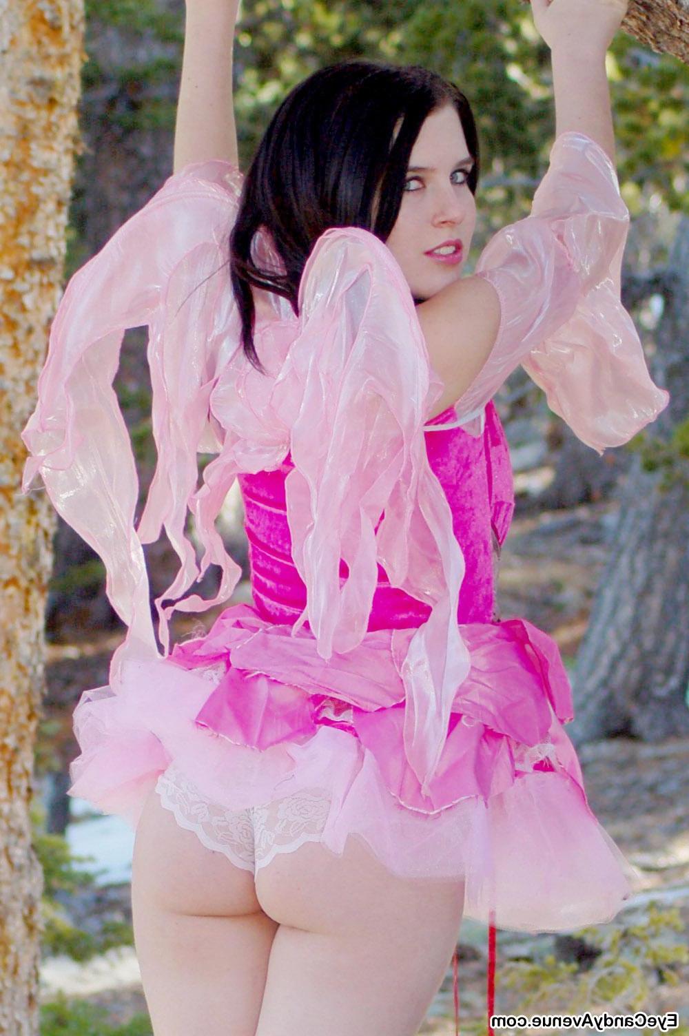 16P Hot cosplayer Jasmine shows all her magical goodies