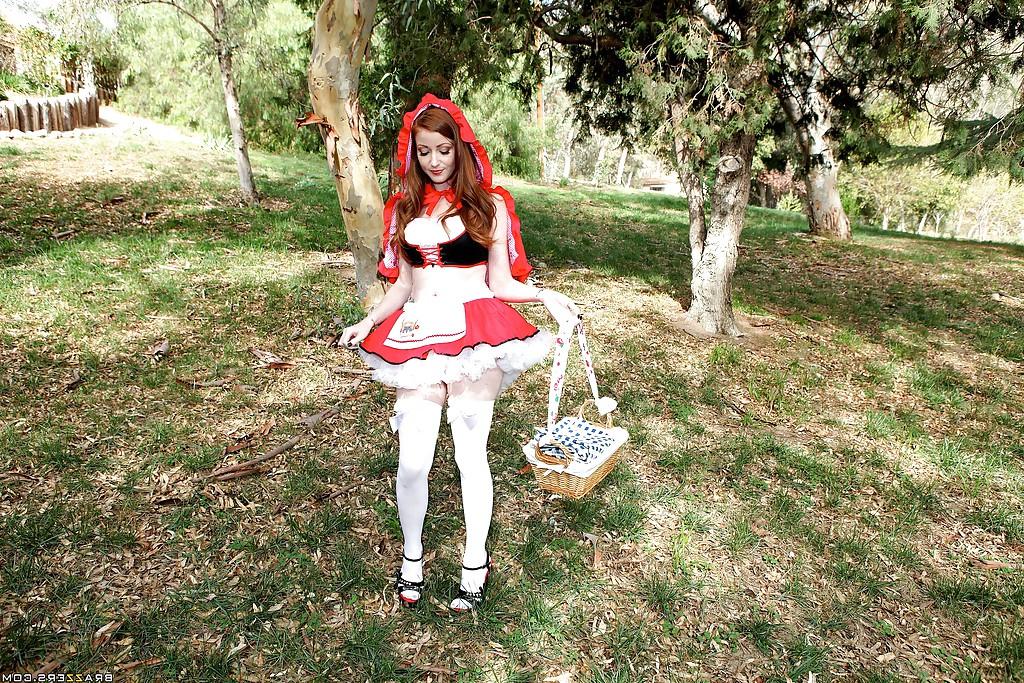 16P Amazing teen Nikki Rhodes takes clothes off to show her boobs outdoor