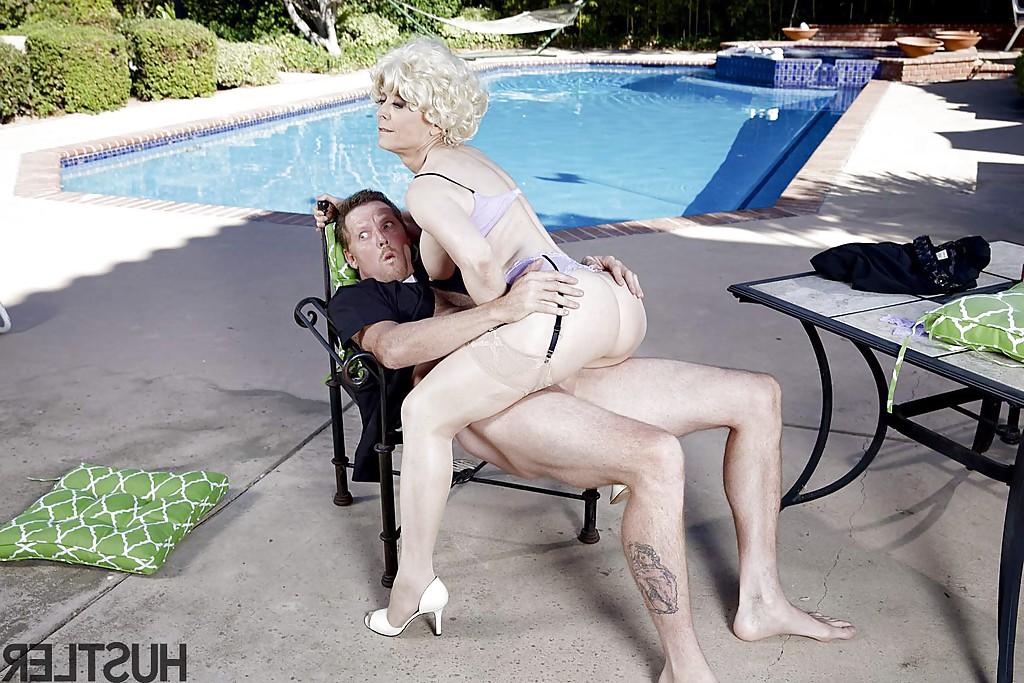 16P Older pornstar Nina Hartley having her vagina ate out beside pool