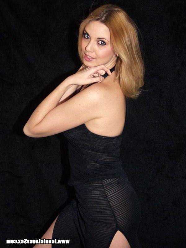 20P Pictures of teen Jennie Loves Sex teasing with her hot body