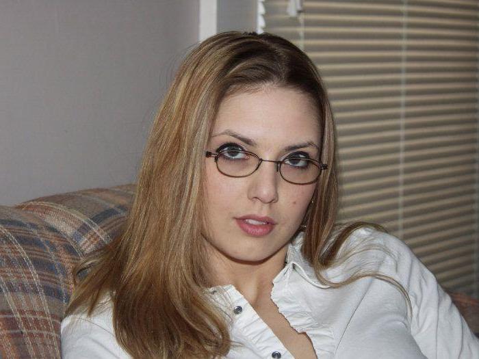 20P Pictures of teen Jennie Loves Sex waiting for you in bed