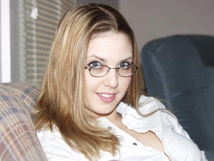 20P Pictures of teen Jennie Loves Sex waiting for you in bed