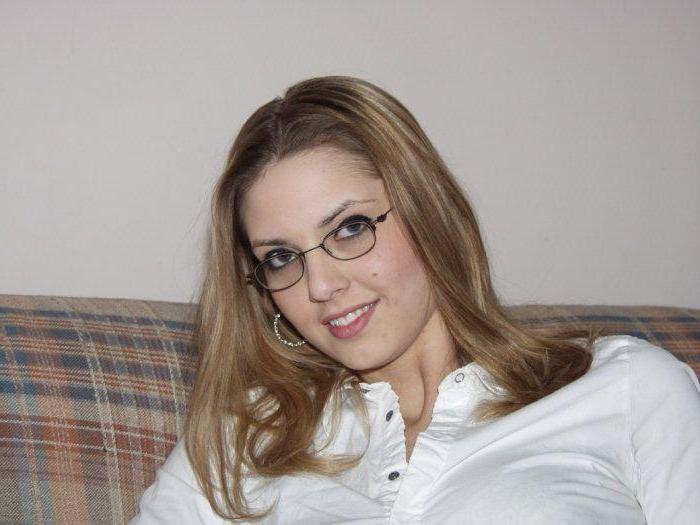 20P Pictures of teen Jennie Loves Sex waiting for you in bed