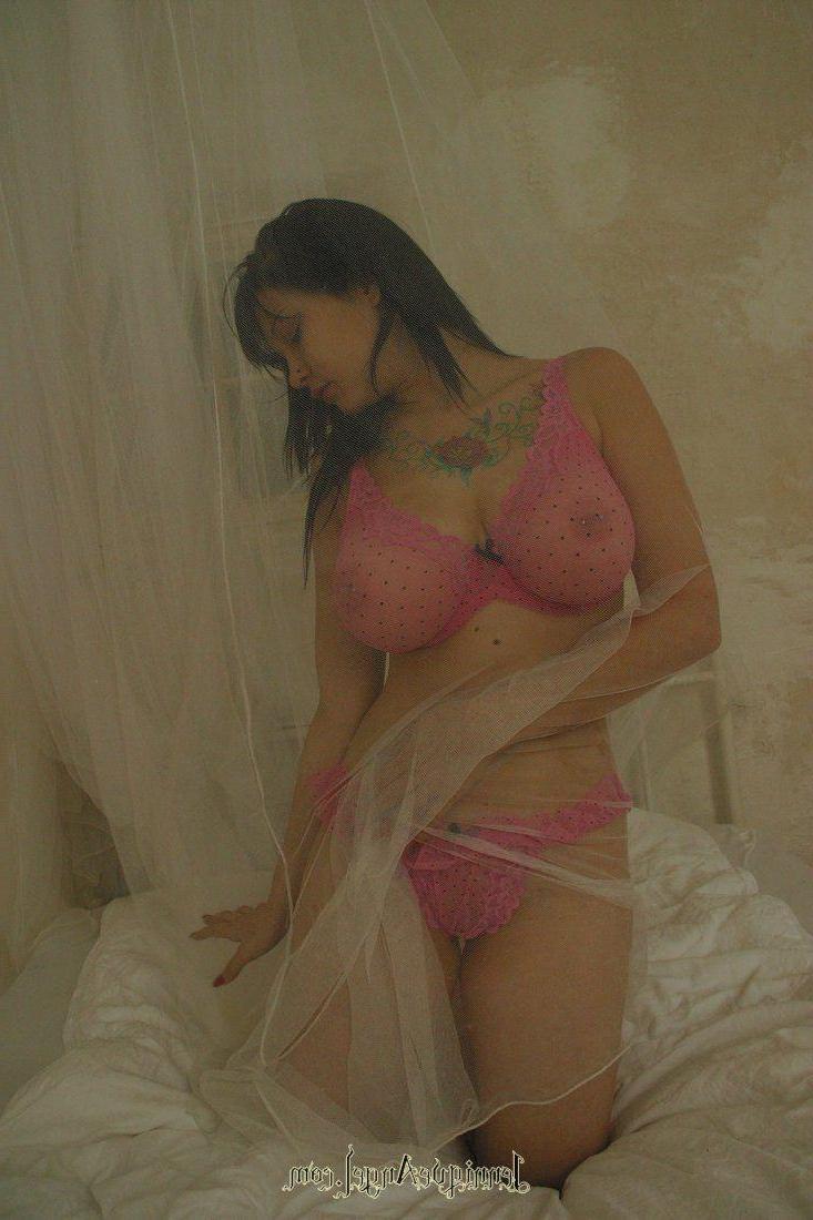 15P Pictures of Jennique Angel showing her hot body in bed