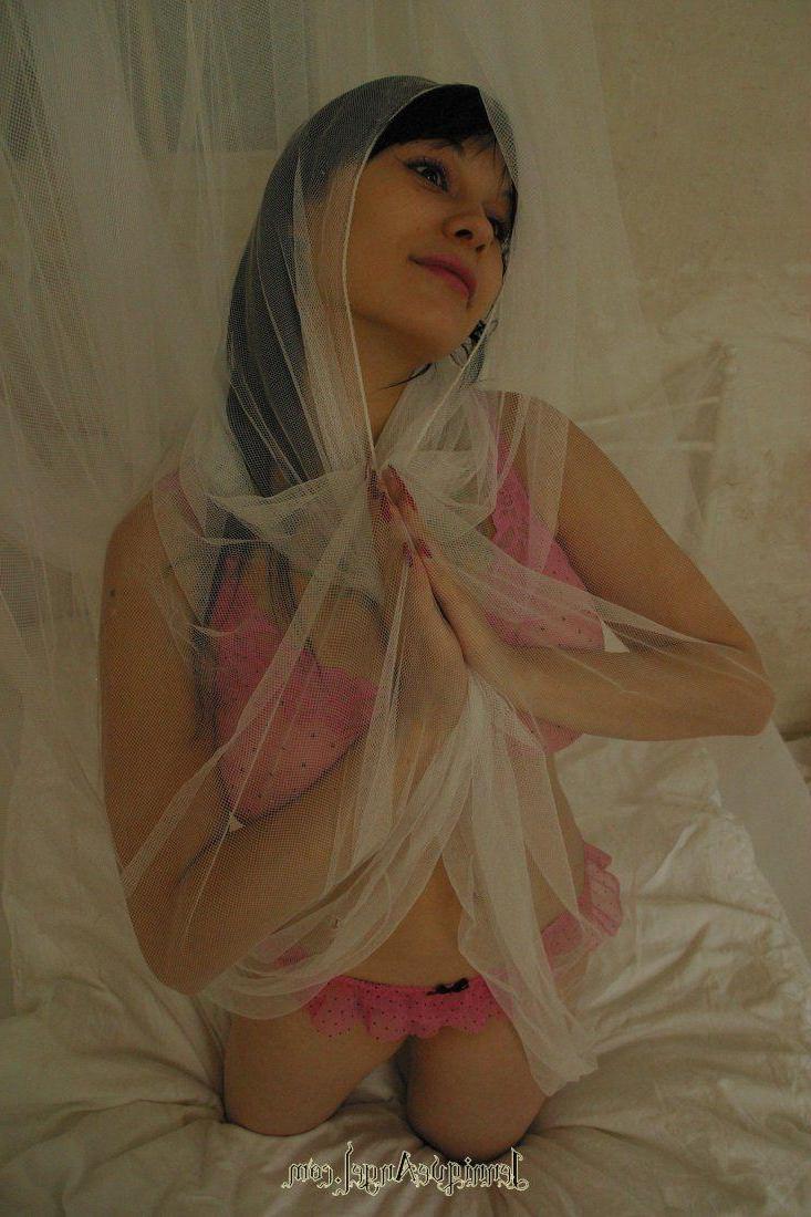 15P Pictures of Jennique Angel showing her hot body in bed