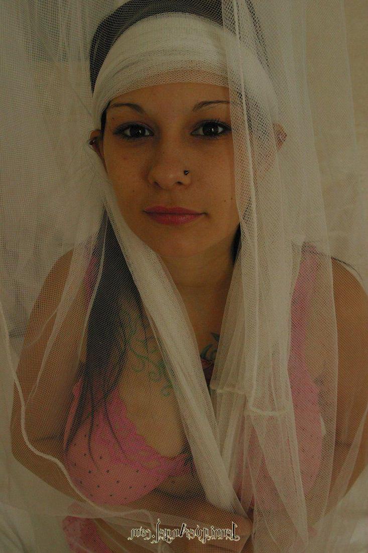 15P Pictures of Jennique Angel showing her hot body in bed