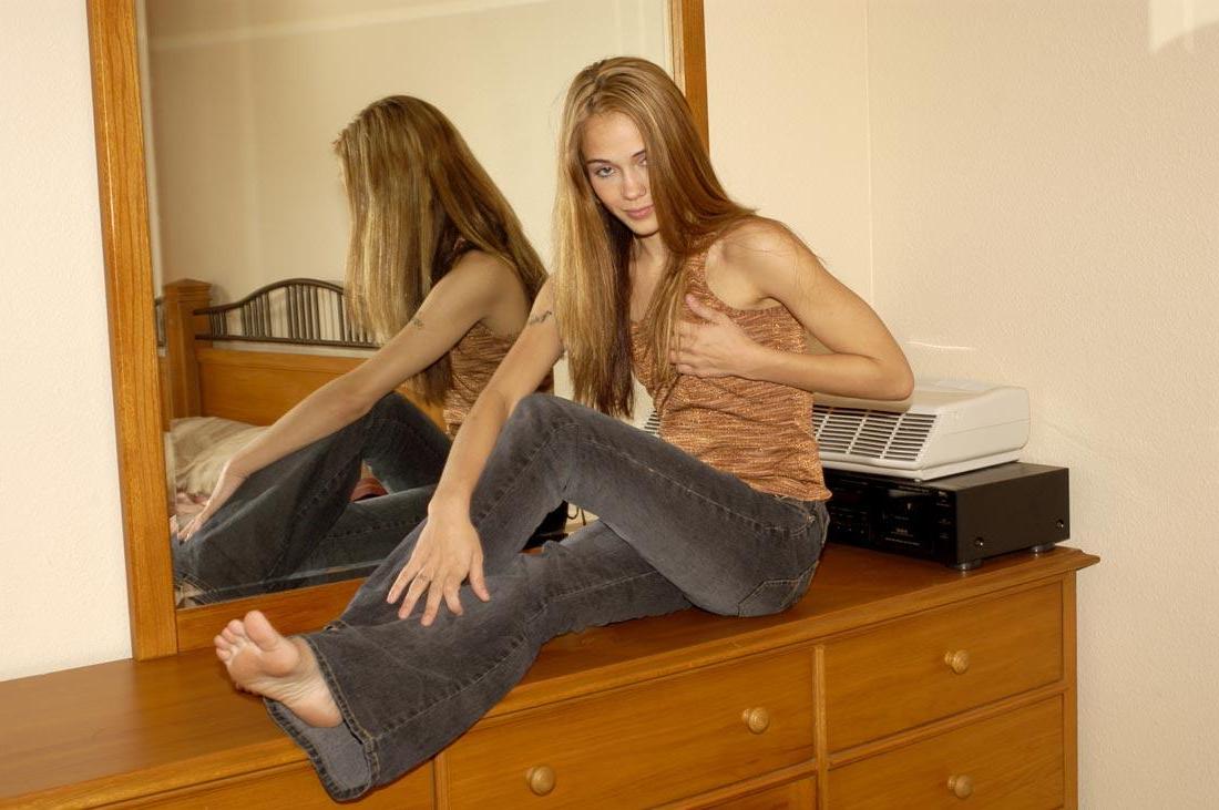 16P Pictures of Jenny Heart stripping naked in her bedroom