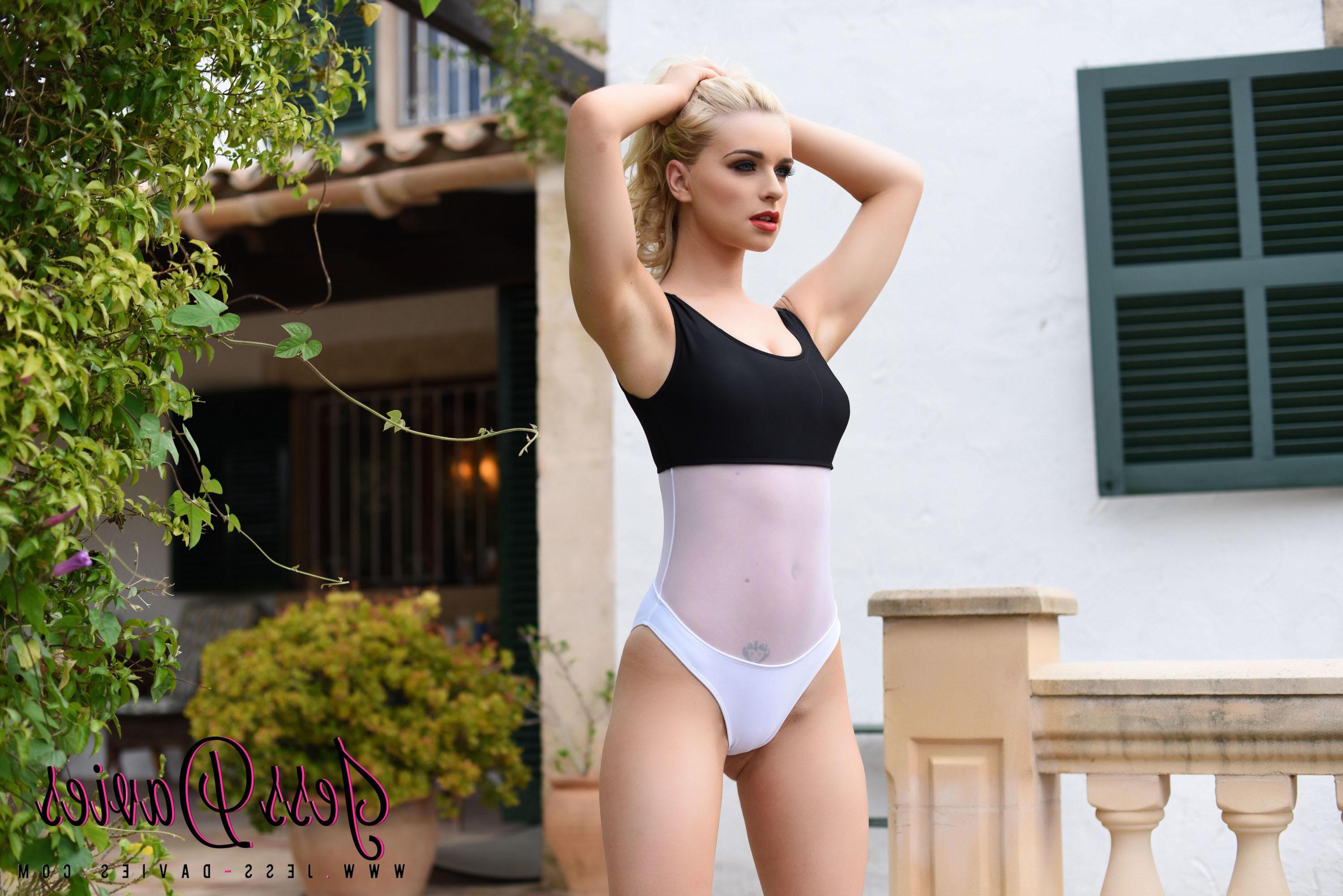16P Blonde babe Jess Davies strips in her high heels outside