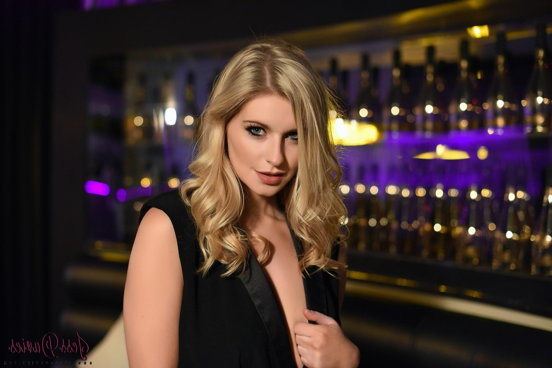 16P Blonde beauty Jess Davies strips out of her black dress in the night club