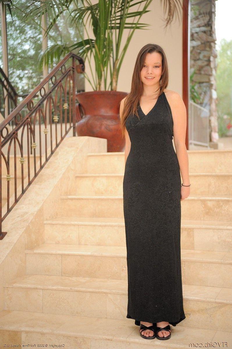 20P Pictures of Jess showing her hot busty body