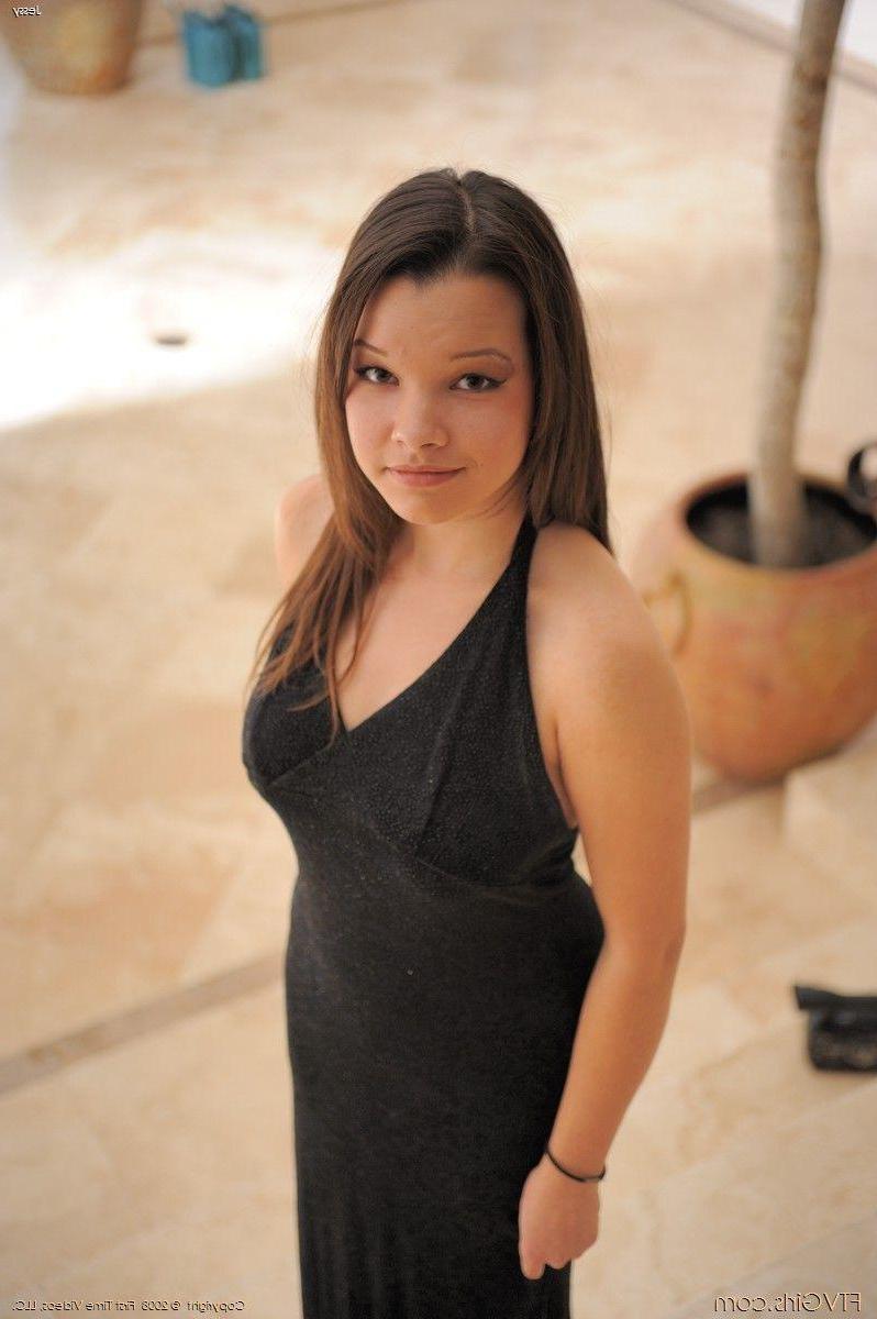 20P Pictures of Jess showing her hot busty body