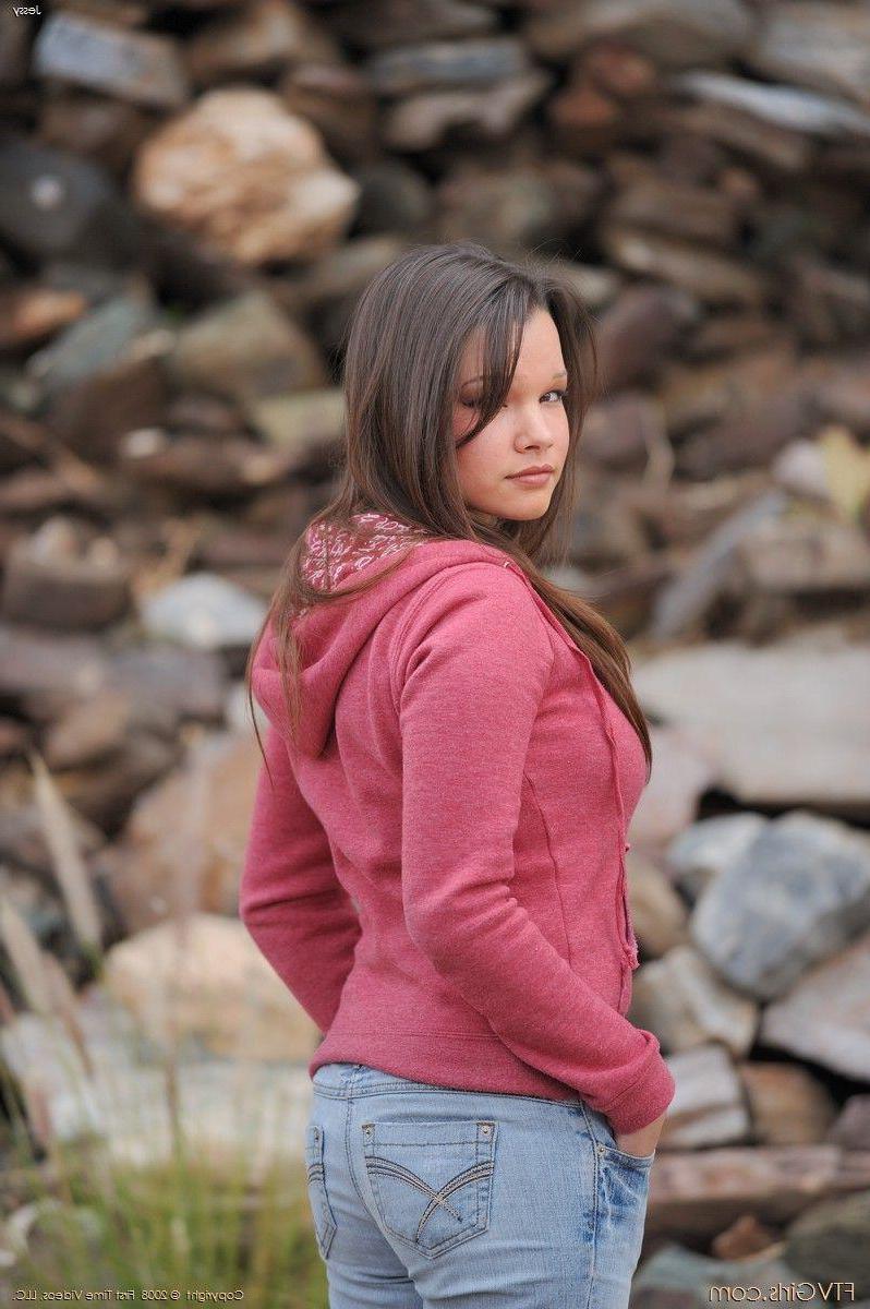 20P Pics of teen girl Jess showing you her hot body