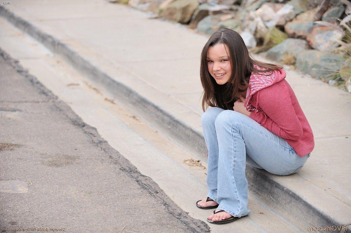 20P Pics of teen girl Jess showing you her hot body