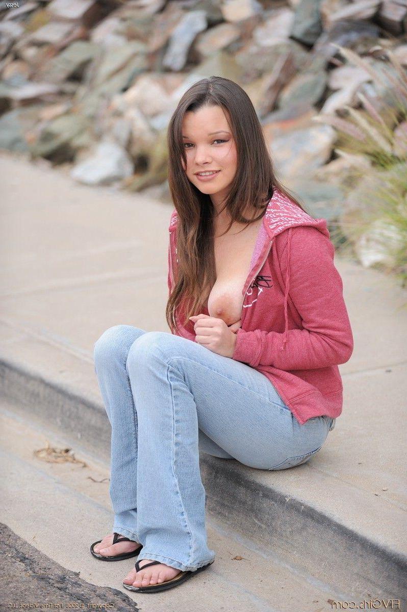 20P Pics of teen girl Jess showing you her hot body