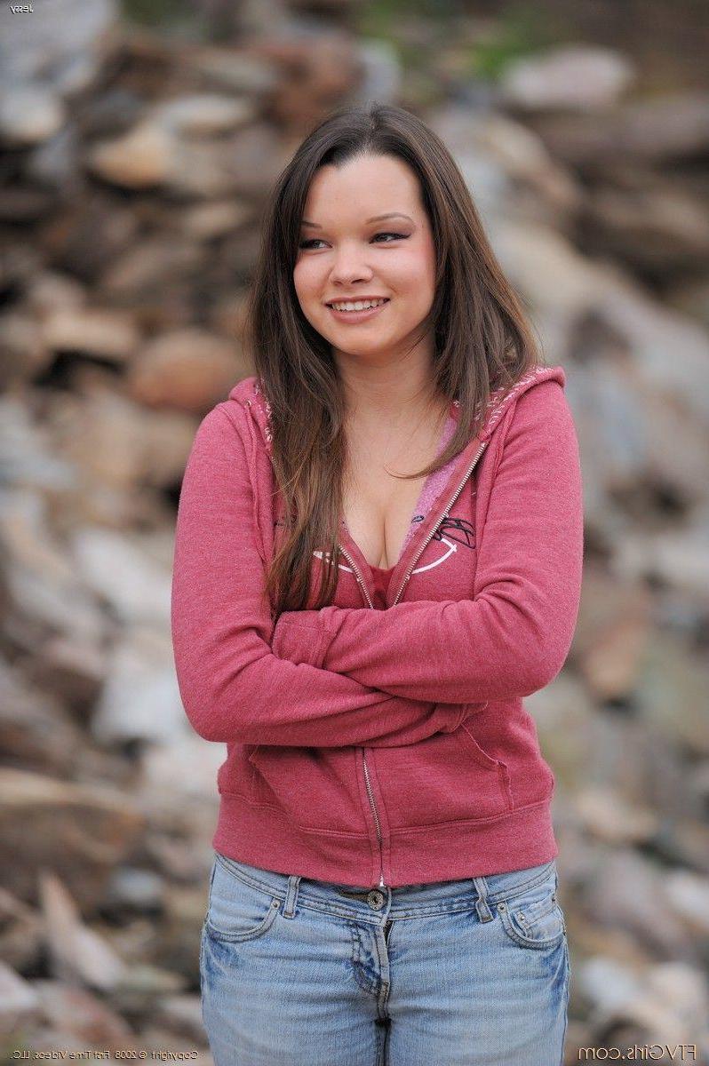 20P Pics of teen girl Jess showing you her hot body