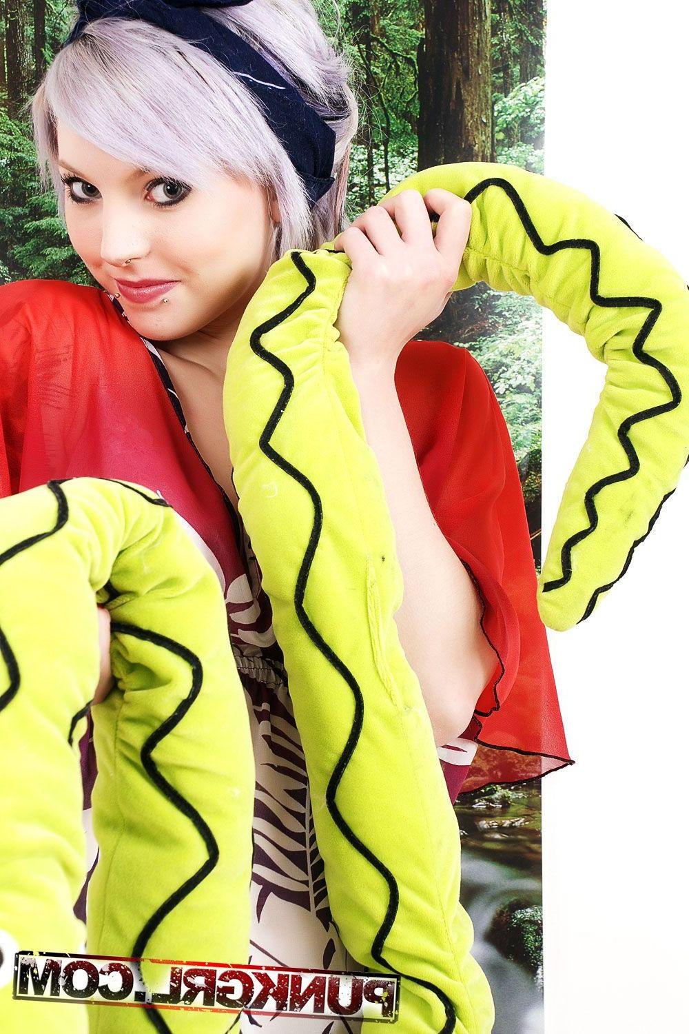 20P Pictures of teen cutie Punkgrl showing off her incredible body