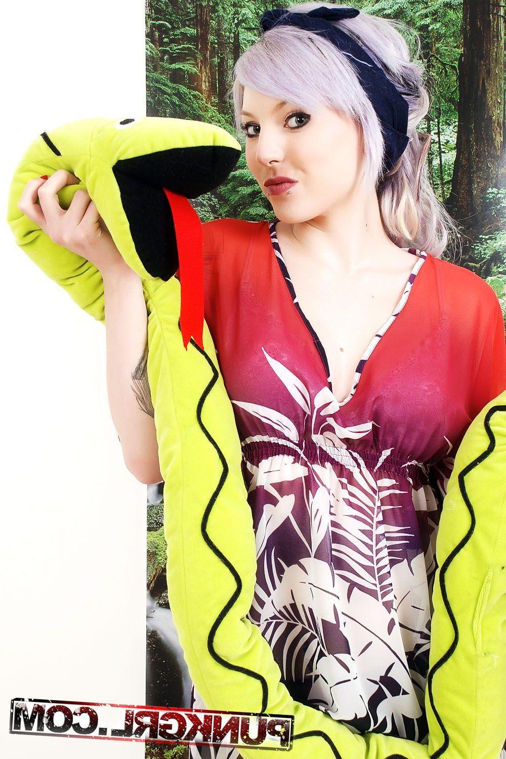 20P Pictures of teen cutie Punkgrl showing off her incredible body