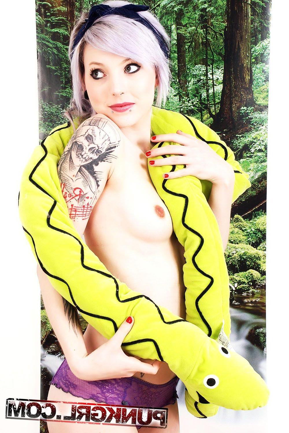 20P Pictures of teen cutie Punkgrl showing off her incredible body
