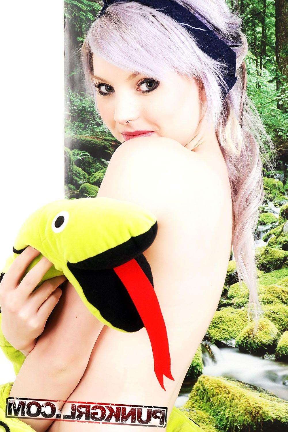 20P Pictures of teen cutie Punkgrl showing off her incredible body