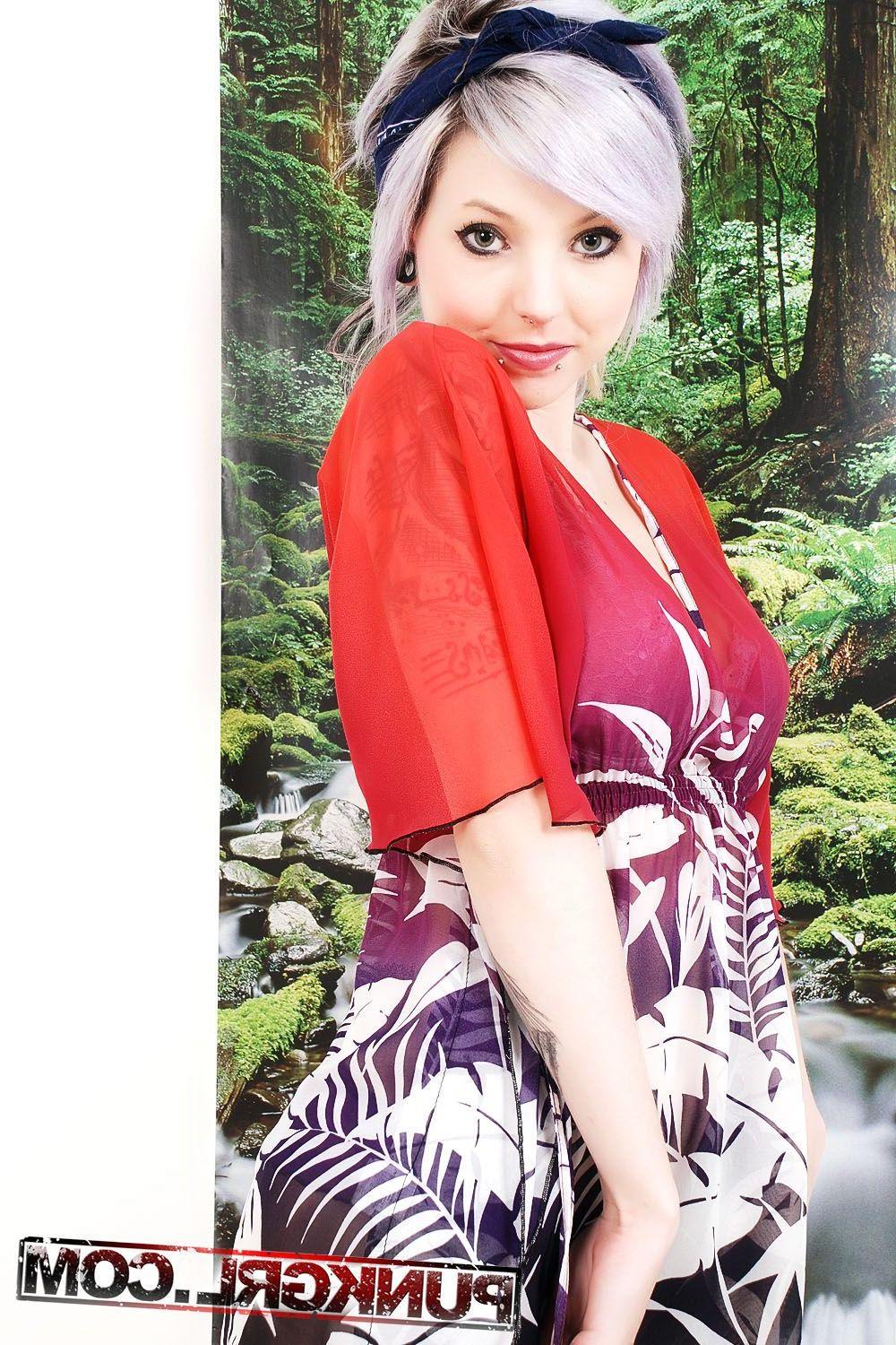 20P Pictures of teen cutie Punkgrl showing off her incredible body