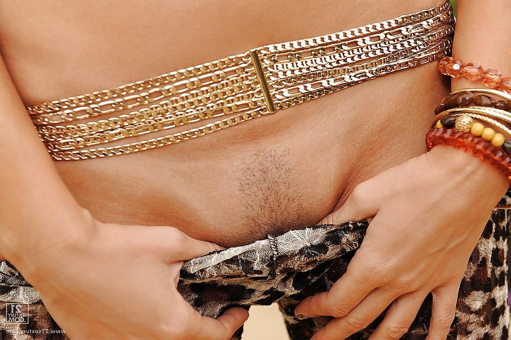 16P Masturbating milf Sandy enjoys pleasing herself outdoor