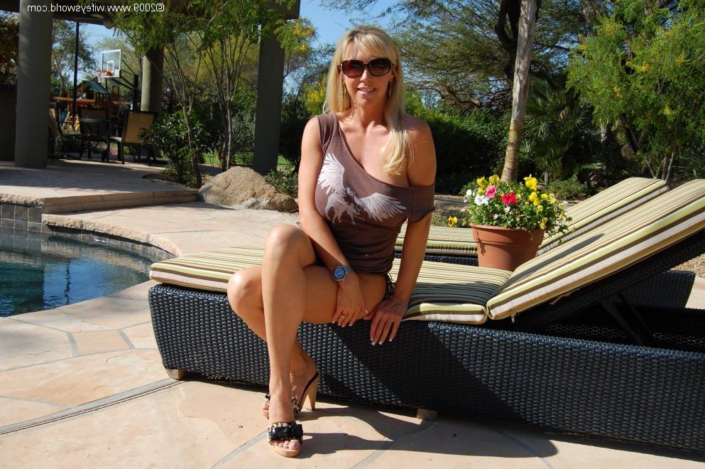 16P Fuckable busty MILF Wifey stripping and posing by the pool