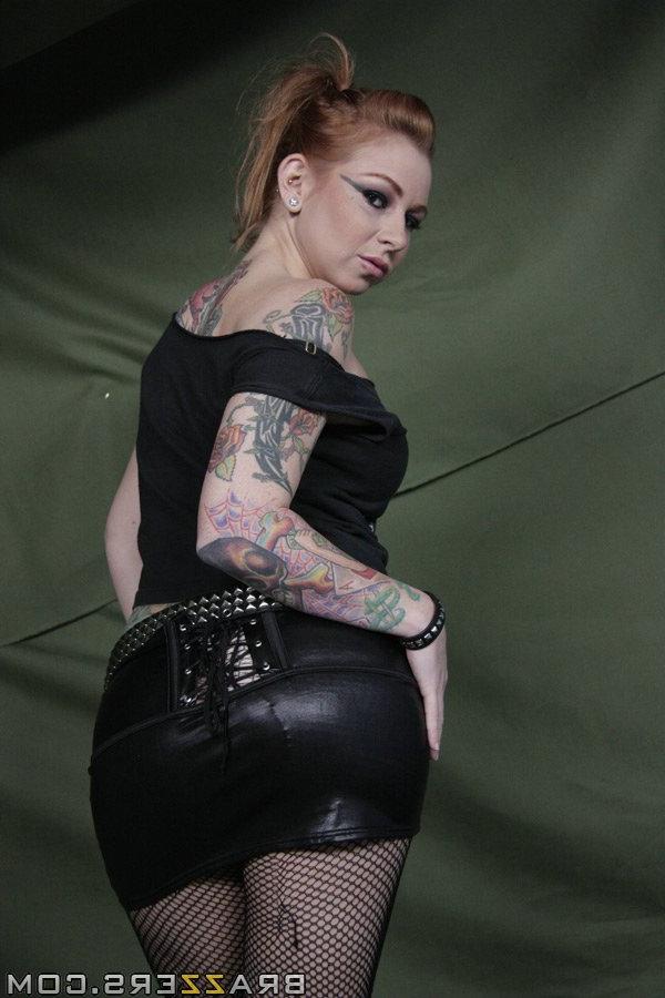 16P Busty babe in pantyhose Scarlett Pain shows off in front of the camera