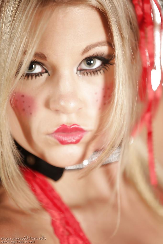 16P Marvelous babe Scarlet Red shows off in her awesome pantyhose
