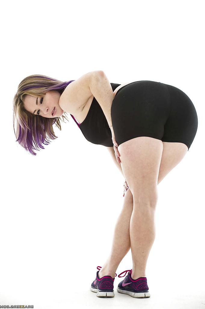 16P Hot ass babe Sierra Sanders taking off her sport outfit and lingerie