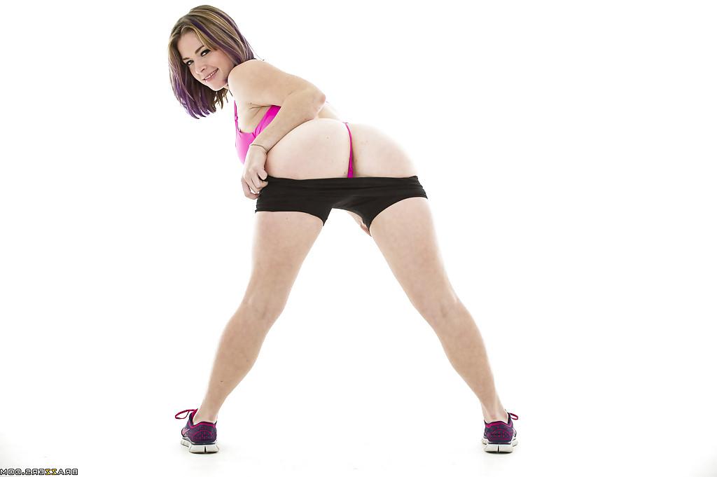 16P Hot ass babe Sierra Sanders taking off her sport outfit and lingerie